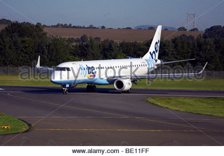 Flybe aereo Embraer in rullaggio a aeroporto Foto Stock