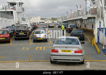 Auto caricamento sull'Torpoint traghetto per attraversare il fiume Tamar tra Devonport Plymouth in Devon e Torpoint England Regno Unito Foto Stock