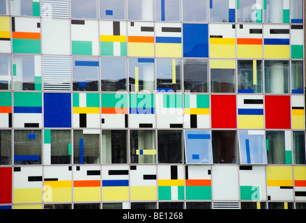Dettaglio dei pannelli colorati sulla facciata di edificio Colorium da William Alsop in Medienhafen Media Harbour in Dusseldorf Foto Stock