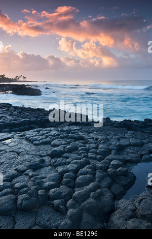 Colonne basaltiche (giunzione colonnare) e sunrise, Poipu. Kauai, Hawaii. Foto Stock