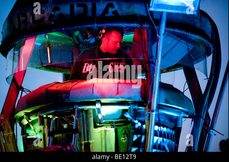 Un DJ giocare nella torre a Glade Festival 2009 Foto Stock