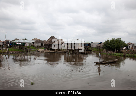 Ganvie, Benin, con circa 3.000 stilted edifici e 20,000-30,000 persone, può essere il più grande lago "vllage" in Africa. Foto Stock