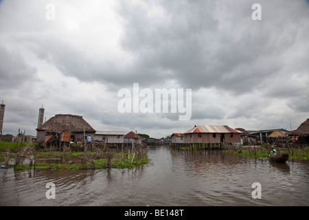 Ganvie, Benin, con circa 3.000 stilted edifici e 20,000-30,000 persone, può essere il più grande lago "vllage" in Africa. Foto Stock