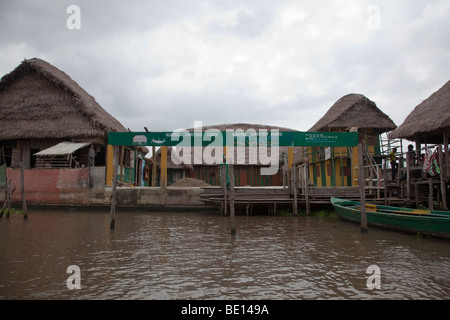 Il Carrefour Inn in Ganvie, Benin offre alloggio per turisti in paglia-case dal tetto. Foto Stock