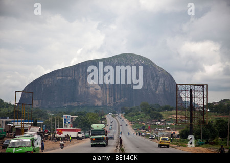 Zuma Rock è un monolito contrapposte in Nigeria è Stato del Niger, che domina la strada per la città capitale di Abuja. Foto Stock