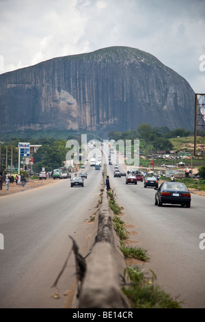 Zuma Rock è un monolito contrapposte in Nigeria è Stato del Niger, che domina la strada per la città capitale di Abuja. Foto Stock