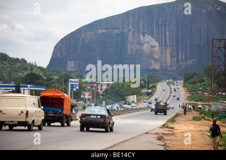 Zuma Rock è un monolito contrapposte in Nigeria è Stato del Niger, che domina la strada per la città capitale di Abuja. Foto Stock