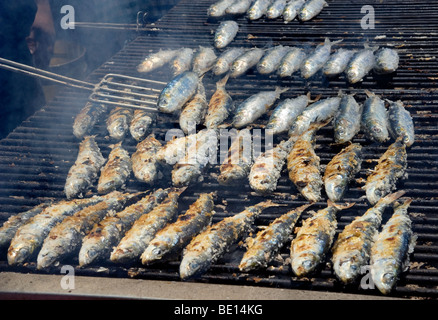 Il Portogallo, Algarve, Alvor, sardine su una strada di un ristorante grill Foto Stock