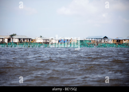 Lungo la costa del Benin tra l' accordo di Cotonou e Ganvie, pescatori vivono in case su palafitte nell'oceano. Foto Stock