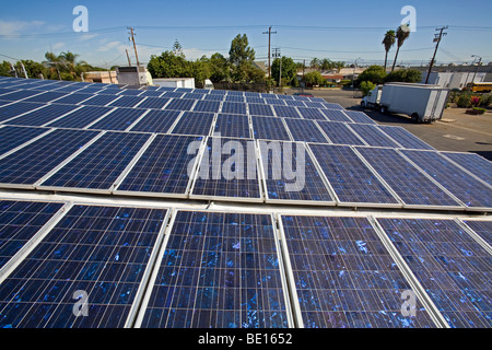 Array solare sul tetto dell'ABC Tree Nursery, Gardena, CALIFORNIA, STATI UNITI D'AMERICA Foto Stock