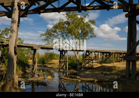 Australia, NSW, a sud-ovest di piste, vista dello storico fiume Murrumbidgee ponti a Gundagai Foto Stock