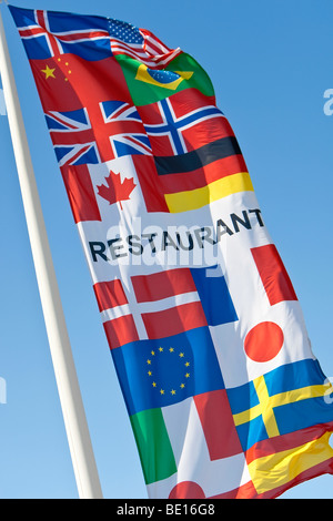 Un generico ristorante segno con le bandiere di molte nazioni su di esso. Questo non è specifico di alcun particolare ristorante. Foto Stock