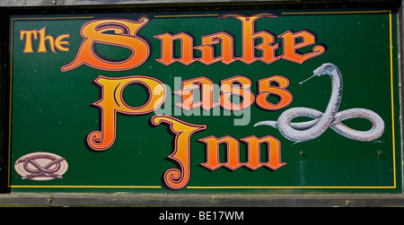 Pub cartello fuori il serpente Pass Inn sulla A57 Snake Pass. La locanda è stata originariamente costruita 1821 come Lady Clough House, il Peak District Foto Stock