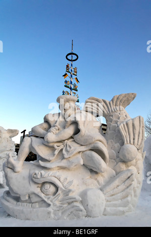 Dio giapponese / guerriero in sella ad una orca - scultura di neve a Sapporo Snow Festival. Foto Stock