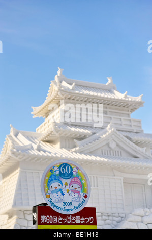 Una scultura di neve di un castello Giapponese presso il Sapporo Snow Festival. Hokkaido, Giappone. Foto Stock