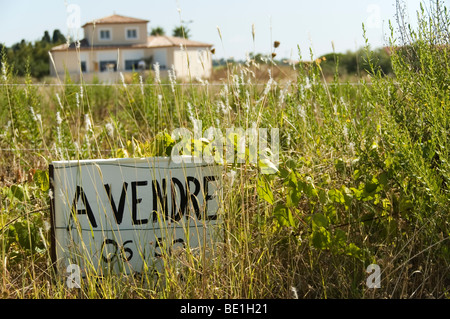 In vendita segno sulla proprietà immobiliare in Linguadoca Rossiglione nel sud della Francia. Foto Stock