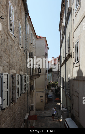 Strada stretta, la città vecchia di Budva, Montenegro. Foto Stock