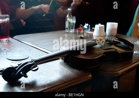 La musica tradizionale irlandese Sessione, Tulla, Irlanda Foto Stock