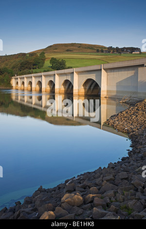 Il Viadotto Ashopton, riflessa nell'acqua ancora di Ladybower serbatoio, una delle dighe Derwent a Ashopton, Derbyshire Foto Stock