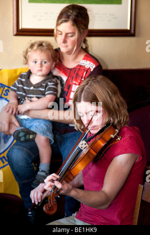 La musica tradizionale irlandese Sessione, Tulla, Irlanda Foto Stock