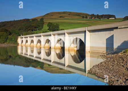 Il Viadotto Ashopton, riflessa nell'acqua ancora di Ladybower serbatoio, una delle dighe Derwent a Ashopton, Derbyshire Foto Stock