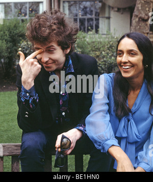 BOB DYLAN e Joan Baez fuori dal Savoy Hotel, Londra, nel maggio 1965. Foto: Tony Gale Foto Stock