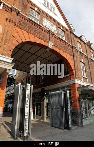 Old Spitalfields Market spitfire ingresso gate lungo commercial street LONDON REGNO UNITO Foto Stock