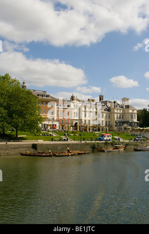 Terrazza sul fiume e gli edifici che si affacciano sul Fiume Tamigi da Richmond Bridge Surrey in Inghilterra su una giornata d'estate Foto Stock