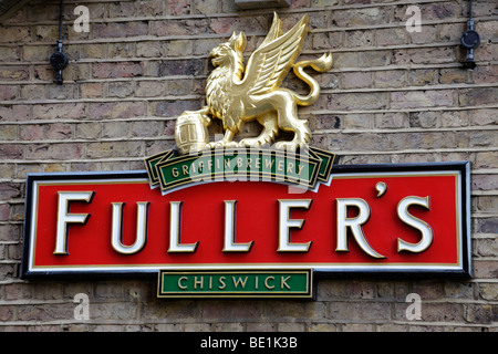 Il Fuller, Griffin brewery segno sopra un pub vicino al fiume Tamigi a Londra Regno Unito Foto Stock