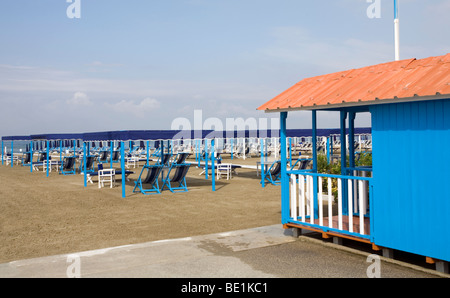 Il turchese spiaggia sul Mar Mediterraneo nella città di Forte dei Marmi, Toscana, Italia Foto Stock