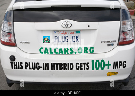 Plug-in hybrid Toyota Prius auto, paraurti posteriore con tappo di 'OK' targa adesivi e promuovere 100+ miglia per gallone (mpg). Foto Stock
