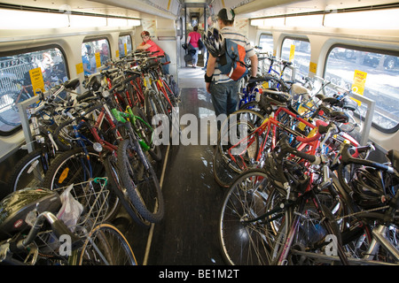 Noleggio auto sul treno impaccata con biciclette durante il pomeriggio i pendolari. Treno di Caltrain, Mountain View, California, USA. Foto Stock