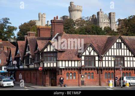 Ufficio postale con Arundel Castle in background, angolo di Mill Road e High Street, Arundel West Sussex Regno Unito Foto Stock