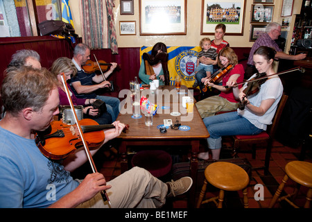 La musica tradizionale irlandese Sessione, Tulla, Irlanda Foto Stock