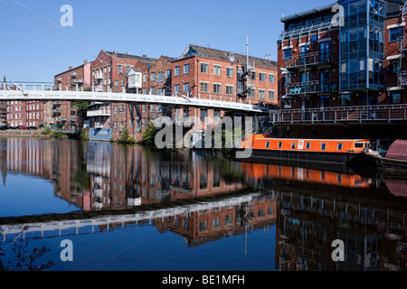 Centenario Bridge, un ponte pedonale sul fiume Aire a Leeds Foto Stock