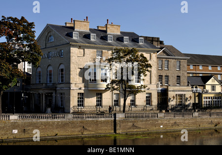 Swan Hotel e del fiume Ouse, Bedford, Bedfordshire, England, Regno Unito Foto Stock