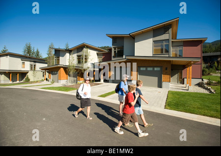 Una famiglia passeggiate attraverso il 2010 atleta olimpico del villaggio. Whistler BC, Canada Foto Stock