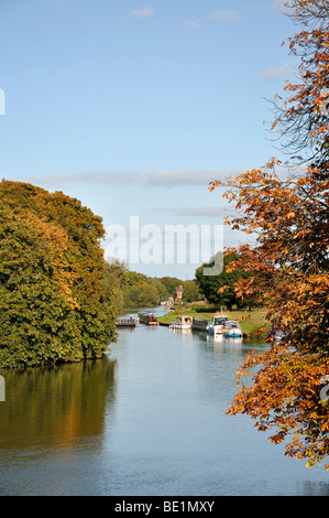 Il fiume Tamigi a inizio autunno, Abingdon-on-Thames, Oxfordshire, England, Regno Unito Foto Stock