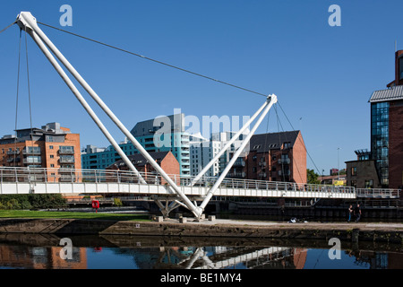 Cavalieri via ponte in prossimità di Clarence Dock e il Royal Armouries, Leeds, West Yorkshire Regno Unito Foto Stock