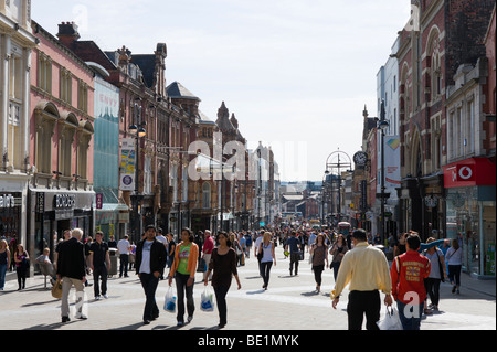 Briggate (la principale via dello shopping nel centro città, Leeds, West Yorkshire, Inghilterra Foto Stock