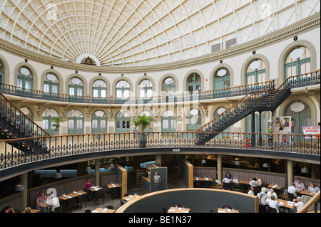 Piazza da Anthony Ristorante nella storica Corn Exchange, Leeds, West Yorkshire, Inghilterra Foto Stock