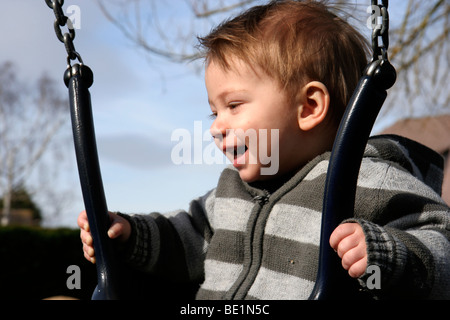 Un anno vecchio ragazzo per la sua prima corsa di oscillazione Foto Stock