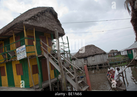 Il Carrefour Inn in Ganvie, Benin offre alloggio per turisti in paglia-case dal tetto. Foto Stock