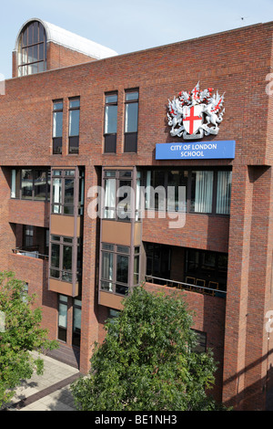 Città di Londra edificio scolastico sulla banca del fiume Tamigi dal Millennium Bridge London REGNO UNITO Foto Stock