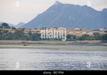 Hotel Udaivilas e giardini che guardano Palace Hotel, Lago Pichola, estiva della famiglia Reale Palazzo collina,Udaipur, Rajasthan, India Foto Stock