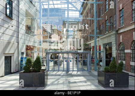 La luce complesso per lo shopping nel centro della città, l'Headrow, Leeds, West Yorkshire, Inghilterra Foto Stock