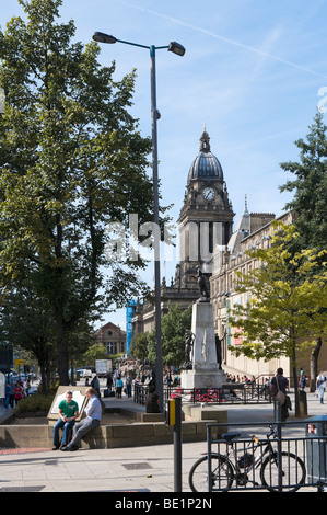 Il Headrow guardando verso la City Art Gallery e Municipio di Leeds, West Yorkshire, Inghilterra Foto Stock