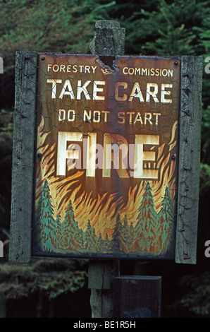 Vecchia degli anni settanta di incendio di foresta segno di avvertimento, la commissione forestale, vicino a Glossop, Derbyshire, Inghilterra Foto Stock