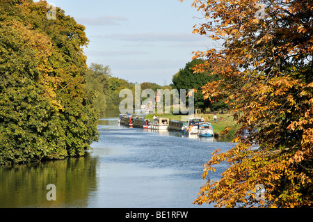 Il fiume Tamigi a inizio autunno, Abingdon-on-Thames, Oxfordshire, England, Regno Unito Foto Stock