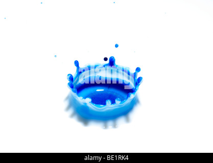 Gocciolina di inchiostro impatto ad alta velocità tecnica fotografica che mostra coronet che si forma dopo una gocciolina colpisce la superficie di un liquido Foto Stock